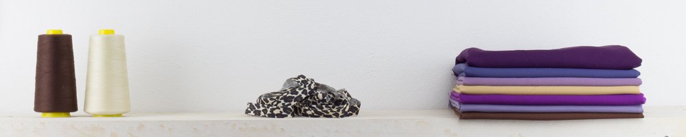 stof op een plank met accessoires